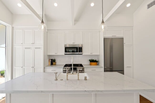 Building Photo - 3308 Palos Verdes Dr N