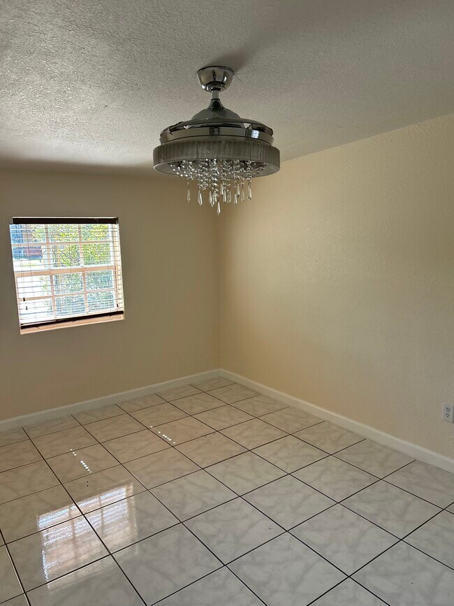 Foto del edificio - 327 NW 59th Terrace