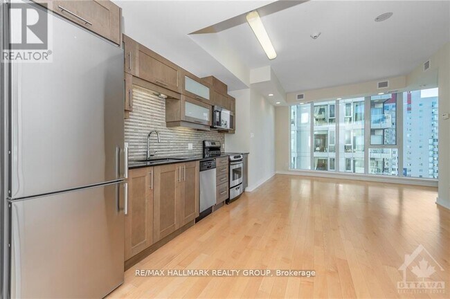 Building Photo - 40-2040 Nepean St