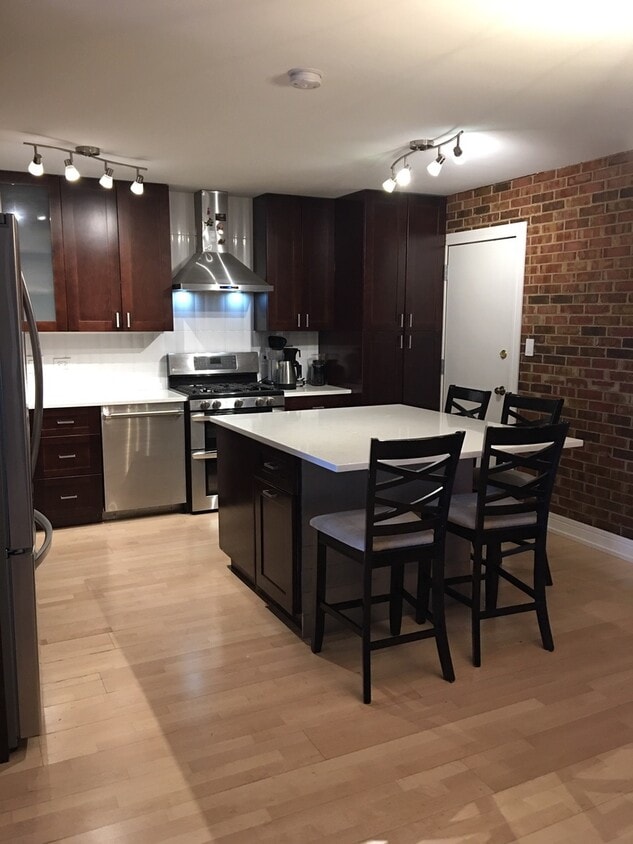 129 S Spruce Ave, Wood Dale, IL 60191 Condo for Rent in Wood Dale, IL