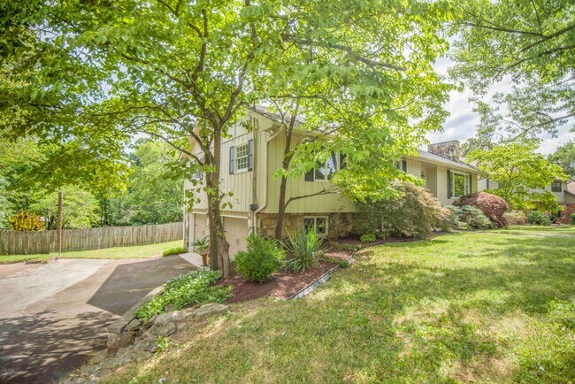 Building Photo - Knoxville 37934 - 4 bedroom, 2.5 bath home...