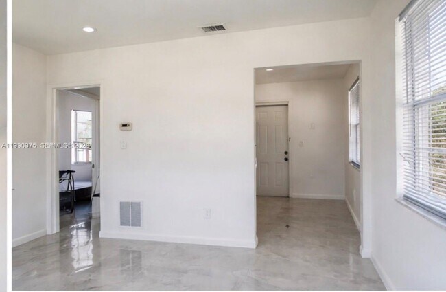 Foto del edificio - 2100 N 14th Ave