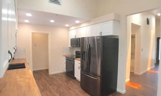 Foto del edificio - 10712 Woodland Ave NE