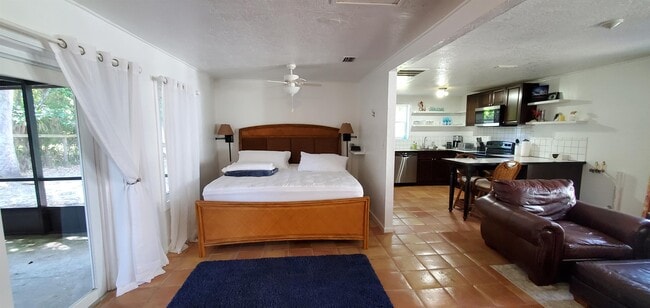 Building Photo - 1403 Indian River Ave