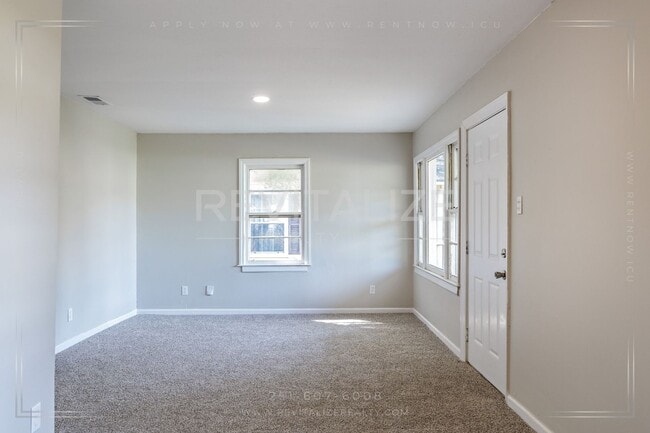 Foto del edificio - **HALF-OFF FIRST MONTH'S RENT!** Beautiful...