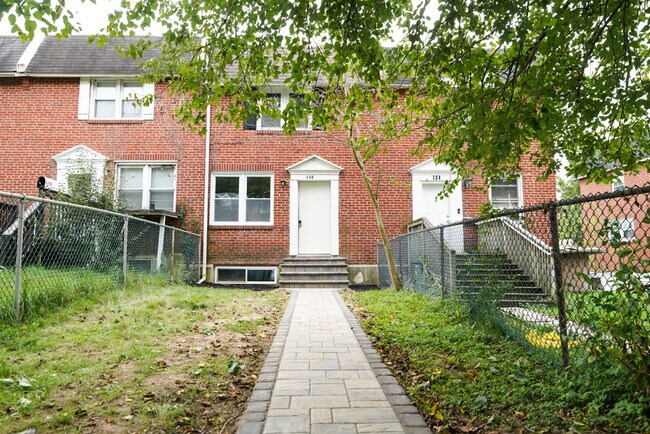 Building Photo - 132 Madison Dr