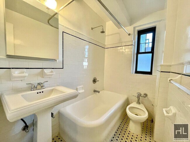 Foto del edificio - STUNNING STUDIO IN PRIME WEST VILLAGE LOCA...
