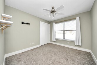 Building Photo - 8715 Meadowcroft Dr