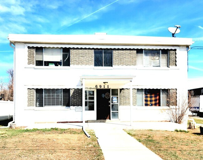 Foto del edificio - Updated 1-bed, 1-bath Edgewater condo on the 1st floor located near Sloan’s Lake!