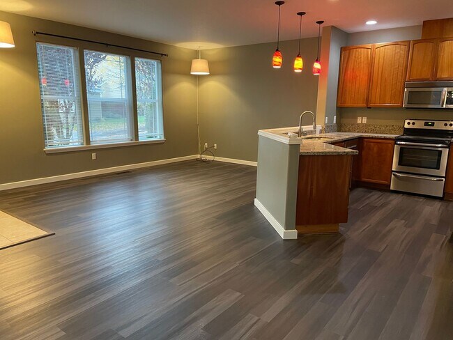 Foto del edificio - Custom Townhome in Camas School District! Stainless Steel Appliances and A/C!
