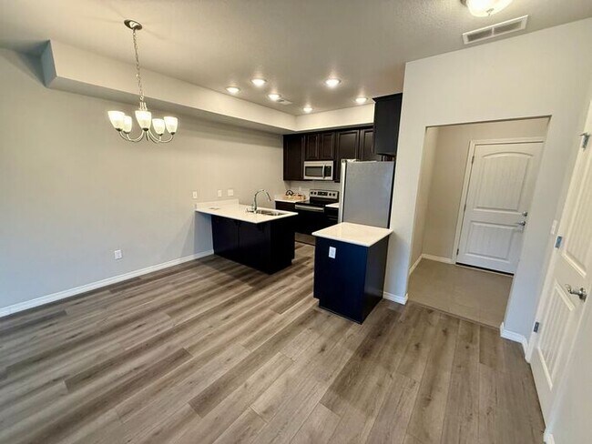 Building Photo - Beautiful 3 bed/ 2.5 bath Townhome in Berthoud