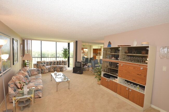Building Photo - 7847 Lakeside Blvd