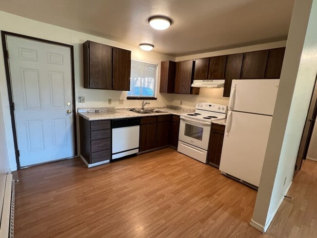 Building Photo - Spacious 2 bed, 1 bath duplex with air con...