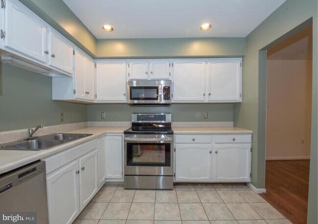 Building Photo - 214 Valley Stream Ln