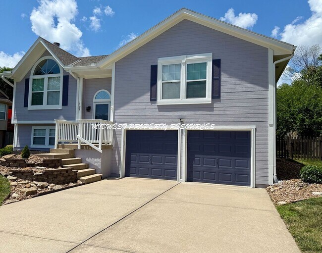 Building Photo - Beautifully Updated 3 Bed, 2 Bath Split-Le...