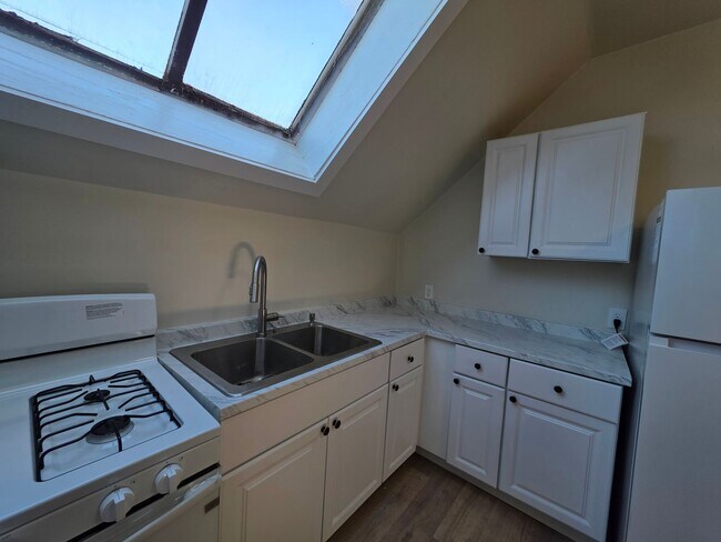 Building Photo - 210 S Maple Ave