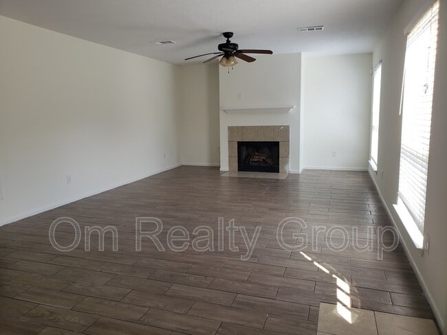 Foto del edificio - 6655 Stonefort Ct