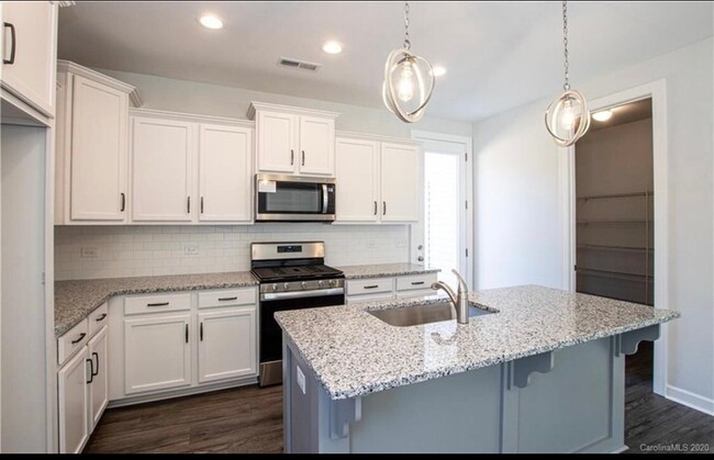 Building Photo - 2821 Shamrock Dr