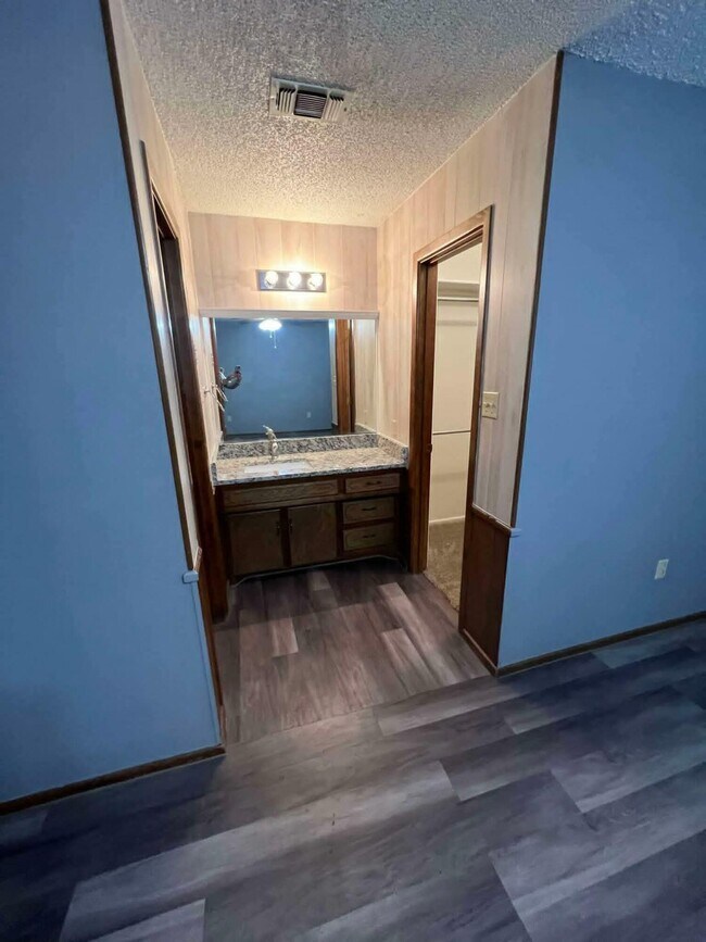 Building Photo - 810 Mimosa Ave