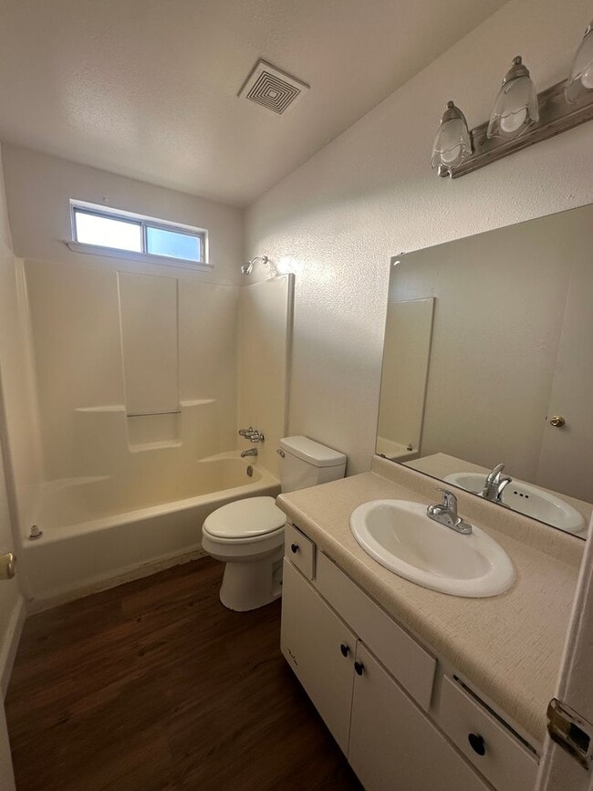Building Photo - Cute home in a well established neighborhood with community pool!