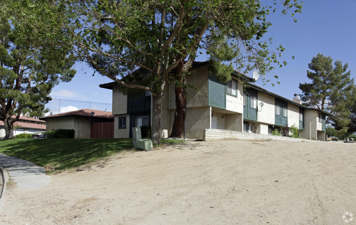 Building Photo - Burning Tree Town Homes