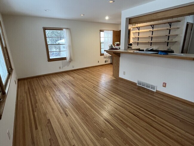 Foto del edificio - 3 Bed/2 Bath/Office SF in Bloomington