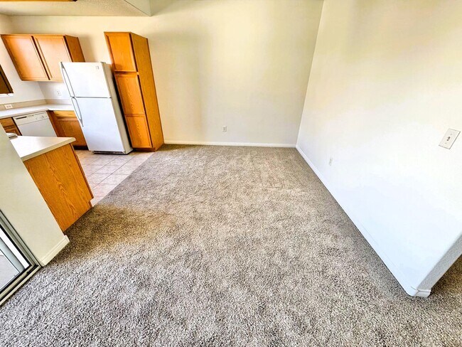 Foto del edificio - BEAUTIFUL 2ND FLOOR CONDO UNIT 2 BEDROOM/ 2 BATH, LOCATED IN HENDERSON IN A GATED COMMUNITY