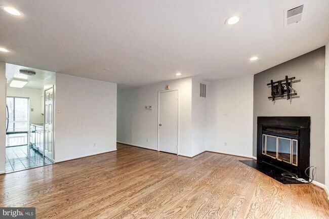 Building Photo - 3127 Hawthorne Dr NE