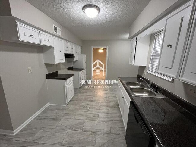 Building Photo - 4975 Fairbrook - $500 OFF FIRST MONTH'S RENT!