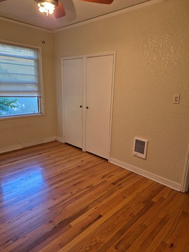 Building Photo - Charming 1 bed, 1 bath unit, with all of i...