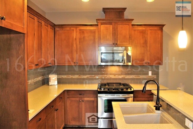 Building Photo - Beautiful 3 BR/2.5 BA Home in Desirable Bethany Neighborhood