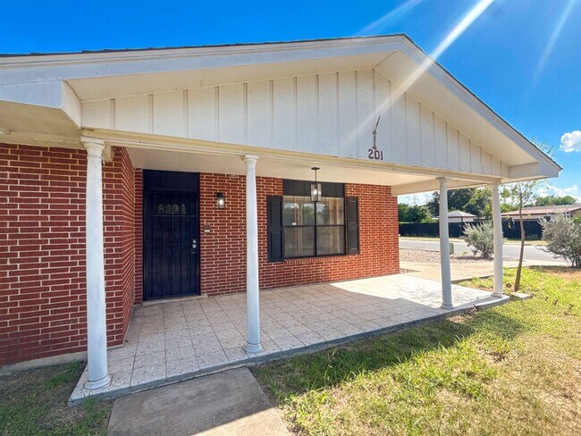 Foto del edificio - 201 Gumwood Ln