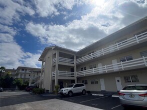 Building Photo - 2100 Diana Dr