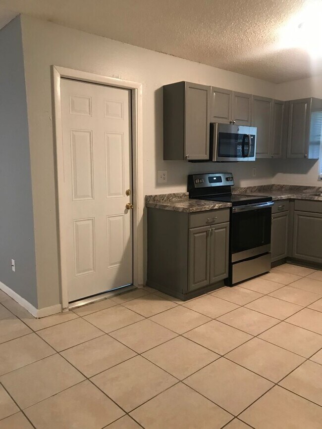 Foto del edificio - SPACIOUS RANCH STYLE 3 BEDROOM 2 FULL BATH...