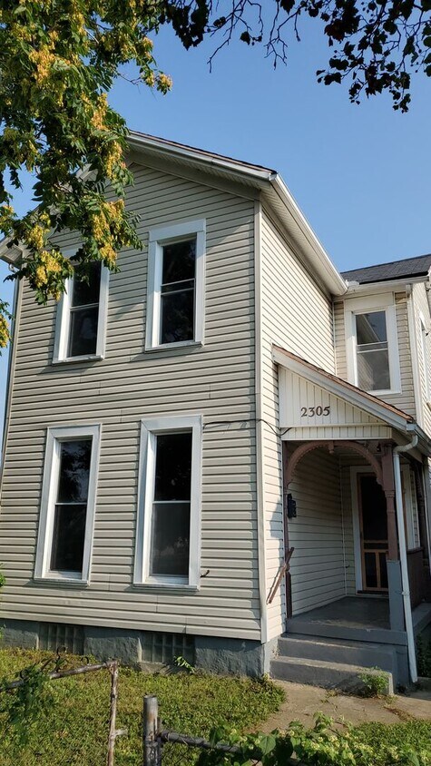 Foto principal - Cozy 3 Bed, 1.5 Bath, Convenient to I-70 a...