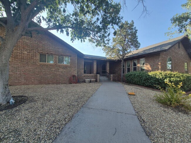 Foto del edificio - Spacious 4 bedroom 2 bath