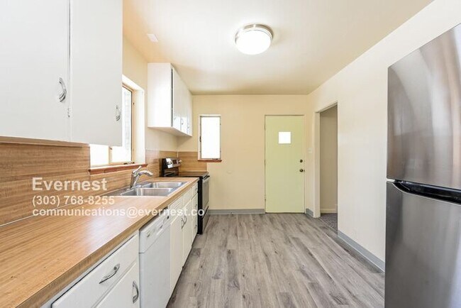Foto del edificio - Charming 3-Bedroom Home in Prime Englewood...