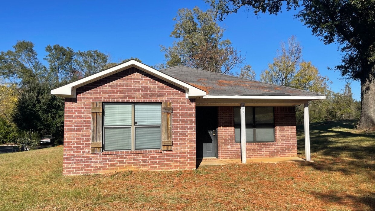 Foto principal - 3 Bed, 2 Bath Brick Home, HUD ACCEPTED! NO PETS!