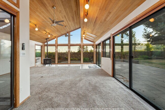 Foto del edificio - Spacious Three Bedroom Home in Desirable Charbonneau!