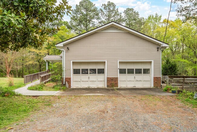 Building Photo - Tranquil Home near Jordan Lake!