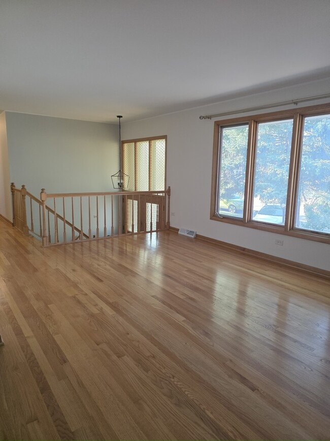 Building Photo - 9100 Crescent Ct