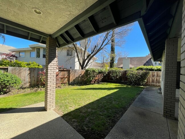 Building Photo - Exceptionally Spacious 4 Bedroom, 3 Bath H...