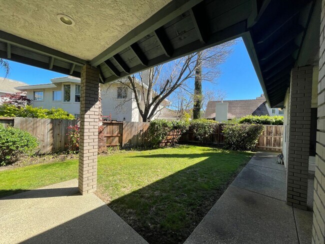 Foto del edificio - Exceptionally Spacious 4 Bedroom, 3 Bath H...