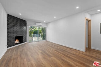 Building Photo - 2447 Beachwood Dr