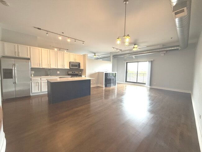 Building Photo - 1000 E 53rd St