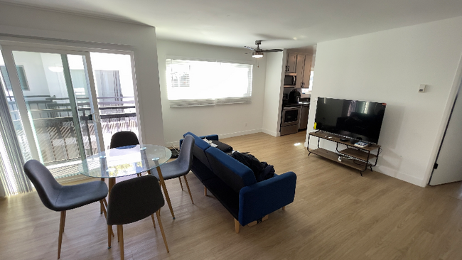 Foto del edificio - 520 Kelton Ave