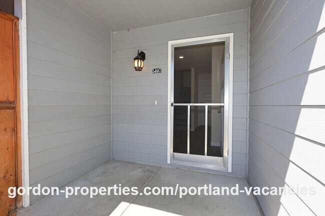 Building Photo - SE 121st Ave- 3 bedroom townhome with gas fireplace