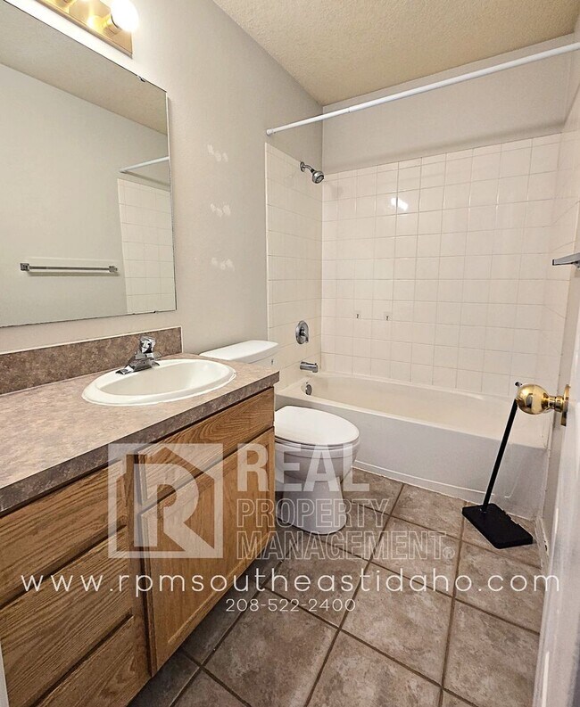 Foto del edificio - Spacious & Updated 2 Bedroom, 2 Bathroom Twin Home in Ammon with Fenced Backyard and Hookups (Ida...