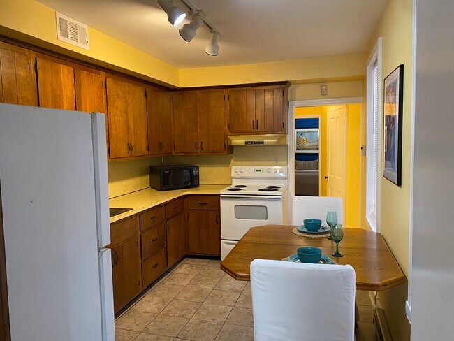 Cocina amueblada - 10 E Church St