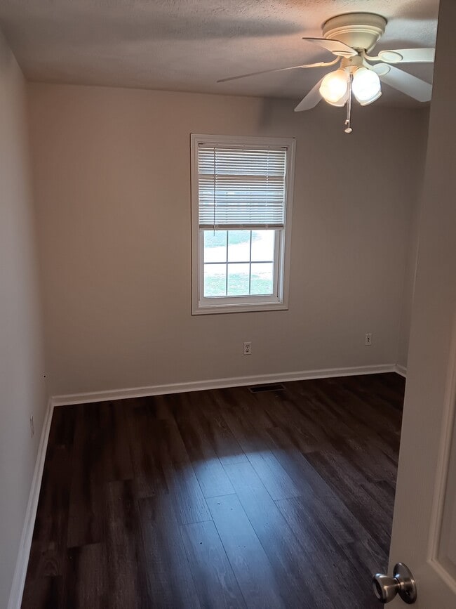 Building Photo - 2707 Fairway Dr